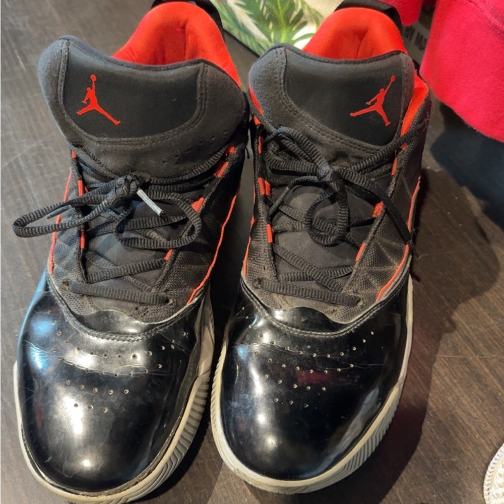 Nike Jordan’s Black and Red Athletic Sneakers Mens 10.5